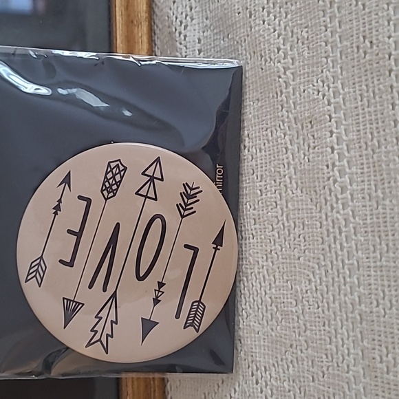 'Love' Compact Mirror - Picture 4 of 5